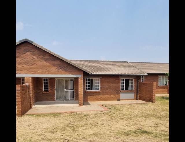 2 BEDROOM TOWNHOUSE FOR SALE IN MONAVONI